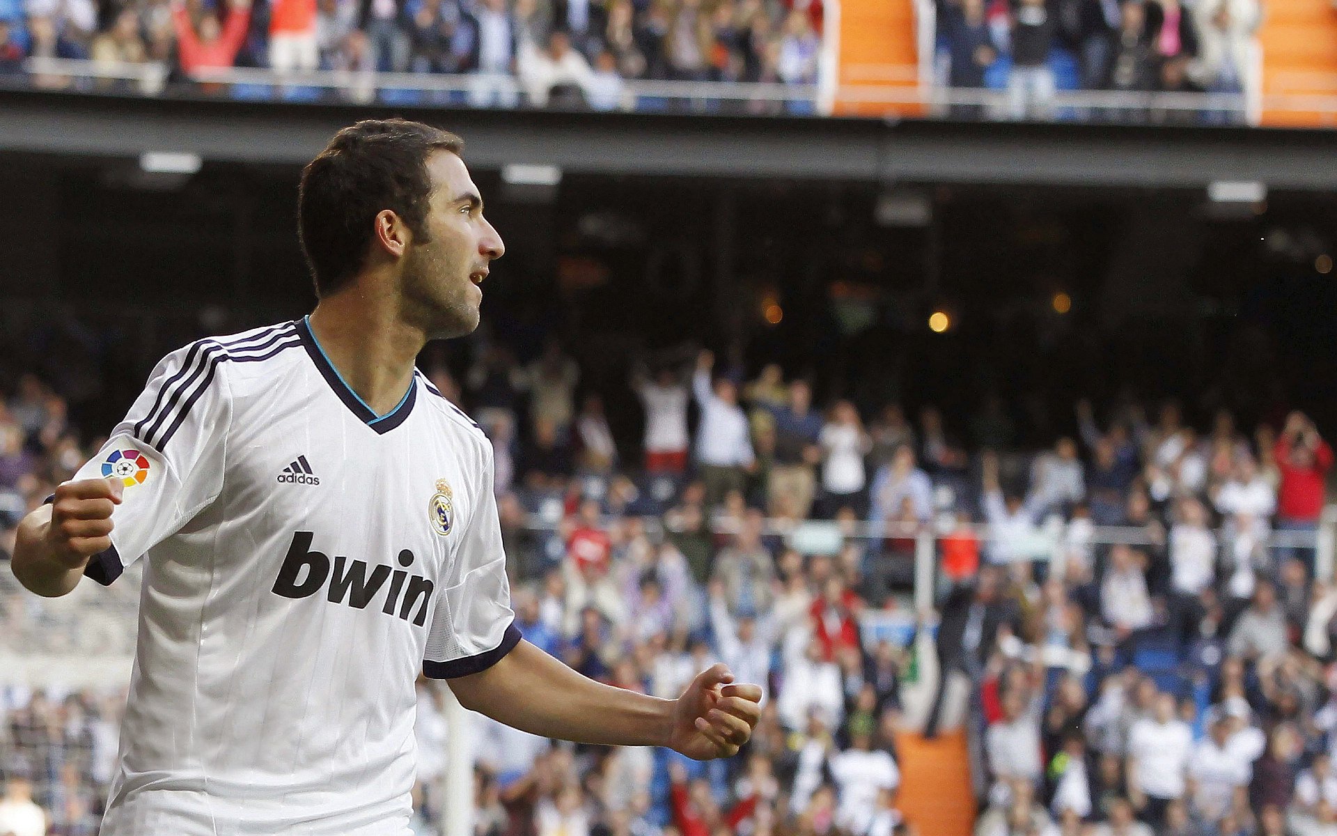 英超豪门激战落幕，曼城逆转夺冠悬念再起